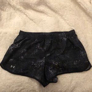 gray and black under armour shorts